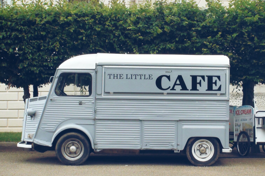 the little cafeと書かれた水色のキッチンカー